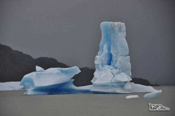 Icebergs que parecem pinturas flutuam no lago Grey, no parque Nacional Torres del Paine, no sul do Chile